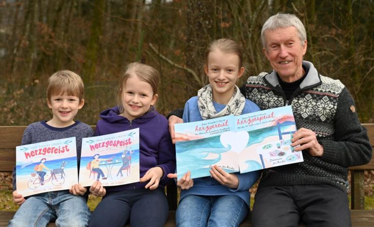 Jonathan, Paula und Mirjam mit ihrem Opa Jorgos Trompeter (von links) (Foto: Trompeter)