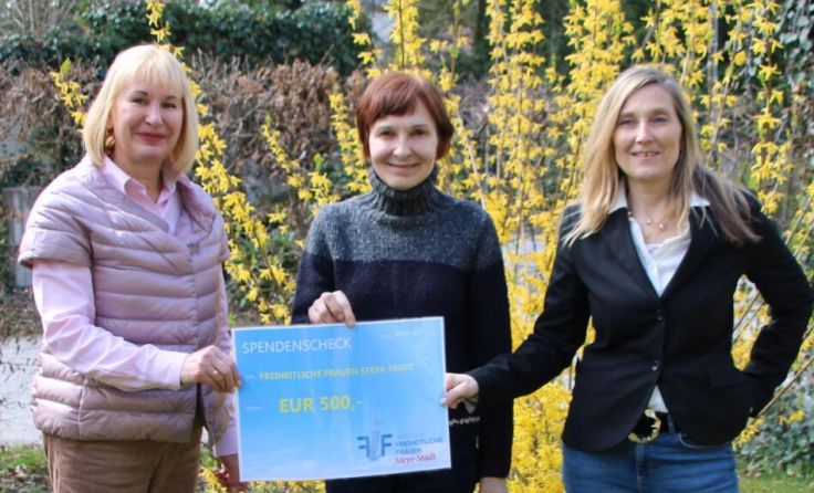 Evelyn Kattnigg (links) und Irene Pumberger (rechts) übergaben den Spendenscheck (Foto: FPÖ Steyr)