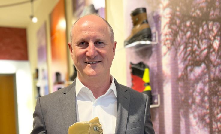 Horst König mit dem neuen Kampfstiefel (Foto: Rukapol)