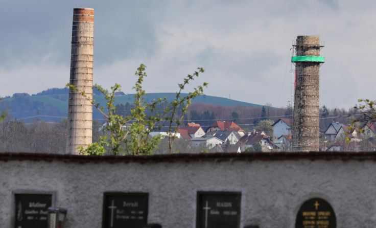 Der Turm rechts wird Ring für Ring abgetragen. (Foto: Alois Kaiser)