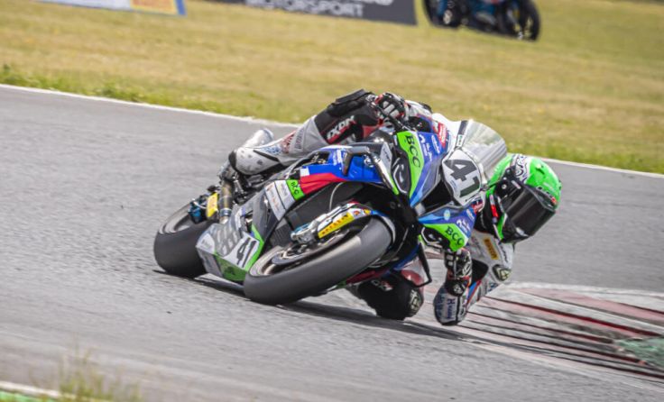 Philipp Steinmayr ist auf einem BMW-Bike unterwegs. (Foto: Dino Eisele)