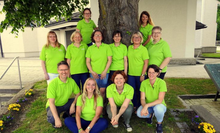 Elf Damen und ein Herr bilden das Bücherei-Team. (Foto: Huebmer)