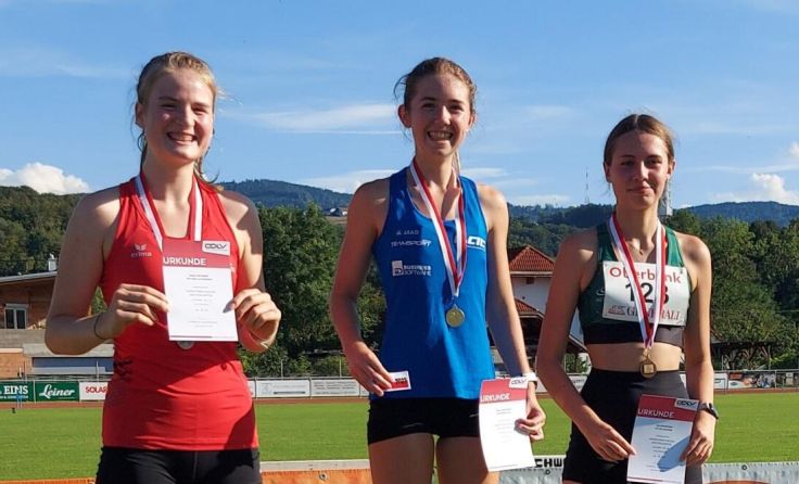 Nadine Michlmayr (Mitte) jubelte über zwei Goldmedaillen. (Foto: privat)