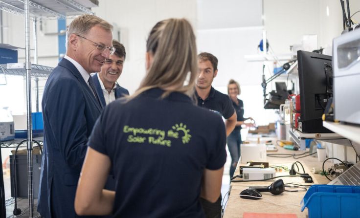 Landeshauptmann Thomas Stelzer im Gespräch mit Mitarbeitern von my-PV (Foto: OÖVP/Mayr)