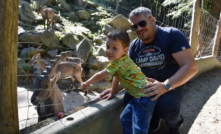 Dreimal Josef: der 4-Jährige Tierpate mit dem Steinbock und seinem Vater (Foto: Herbert Stoschek)