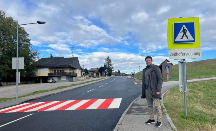 Michael Strasser vor der sanierten Straße. (Foto: Gemeinde Haidershofen)