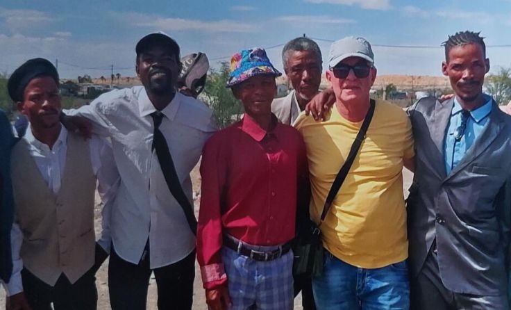 Wolf-Dieter Pichler (gelbes T-Shirt) bei seinem letzten Besuch in Namibia (Afrika). (Foto: privat)