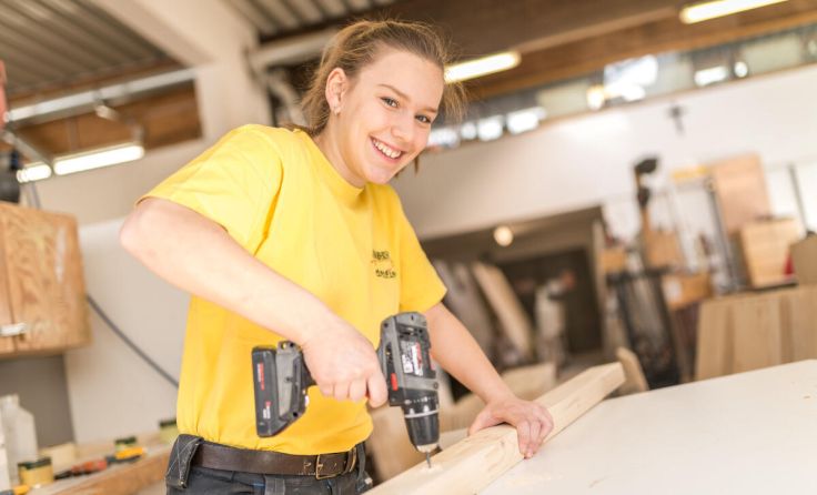 Frauen in der Tischlerei sind bei Stöllnberger keine Seltenheit. (Foto: Susanne Weiss)
