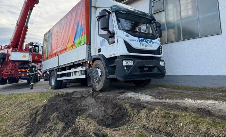 Lkw-Bergung in Steyr (Foto: FF Steyr)