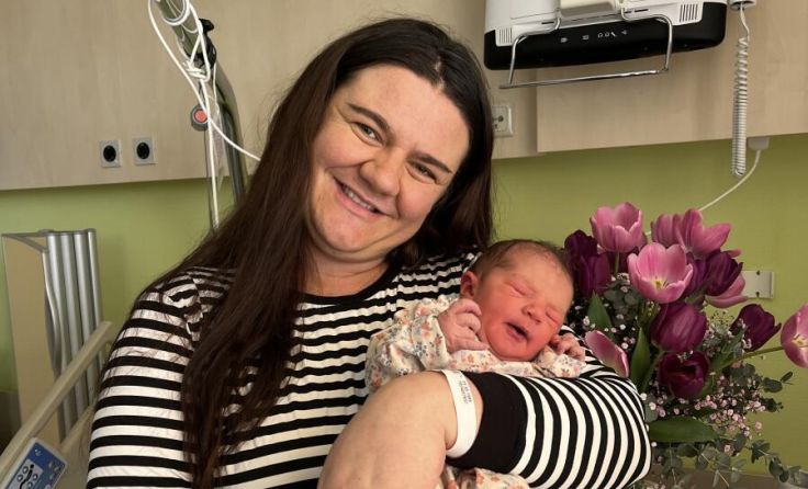 Mama Elma mit Baby Amina (Foto: OÖG)