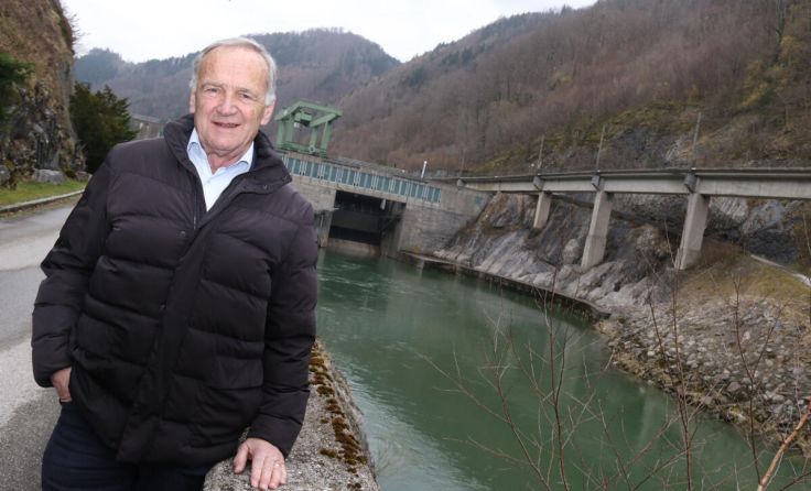 Weyers Bürgermeister Gerhard Klaffner vor dem Kraftwerk Kastenreith. (Foto: privat)