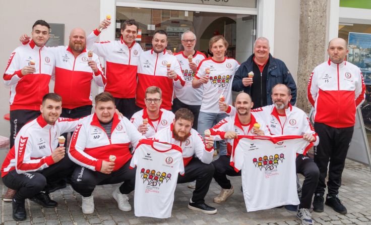 "Inklusive Mannschaft. Exklusives Eis", ist auf den Dressen zu lesen. (Foto: SKV/Josef Moser)