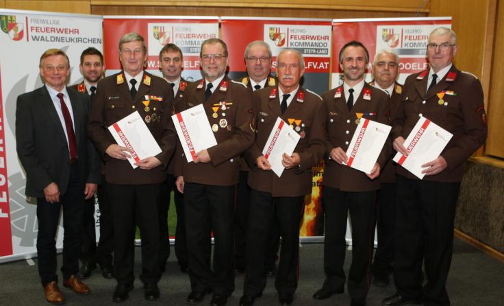 50- und 25-jährige Mitgliedschaft (Foto: FF Waldneukirchen)
