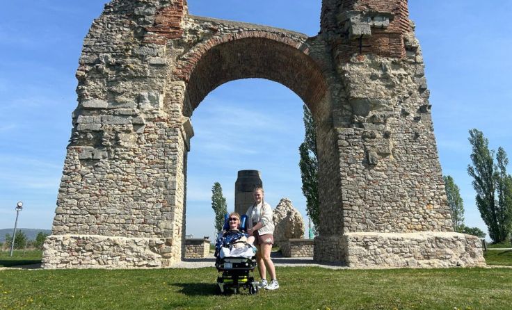 Margit und Tochter Ines in der Römerstadt Carnuntum (Foto: rollendeengel)