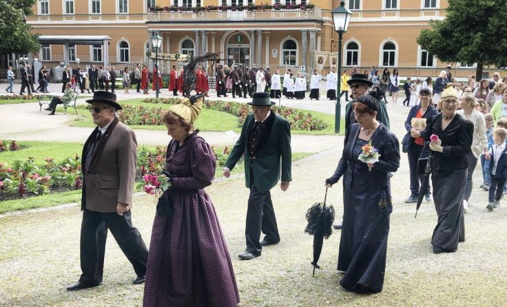 Fronleichnamsprozession im Kurpark (Foto: geh – Gerhard Hütmeyer)