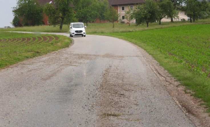 Immer wieder gerät Schotter auf die Straße Hehenberg. (Foto: geh – Gerhard Hütmeyer)
