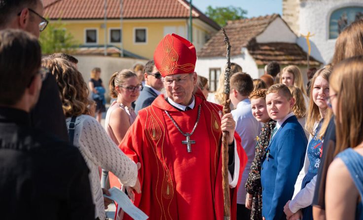 Abt Georg Wilfinger beim Empfang der Firmlinge. (Foto: Richard Haller)