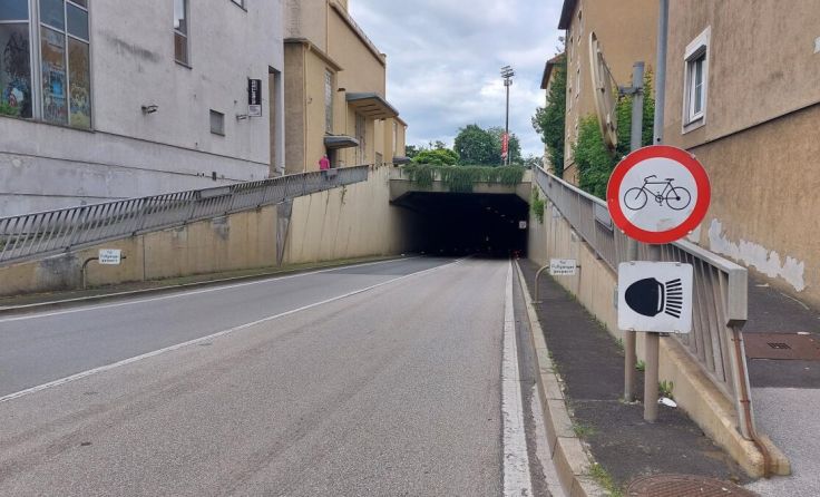 Die einseitige Tunnelsperre dauert etwas 4,5 Stunden. (Foto: rh)