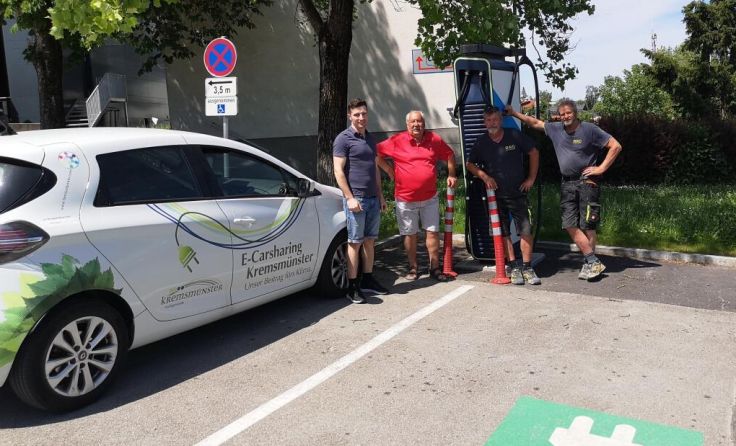 Carsharingauto Kremsmünster vor der neuen Schnelladestation in Bad Hall (Foto: KEM/Schützenhofer)