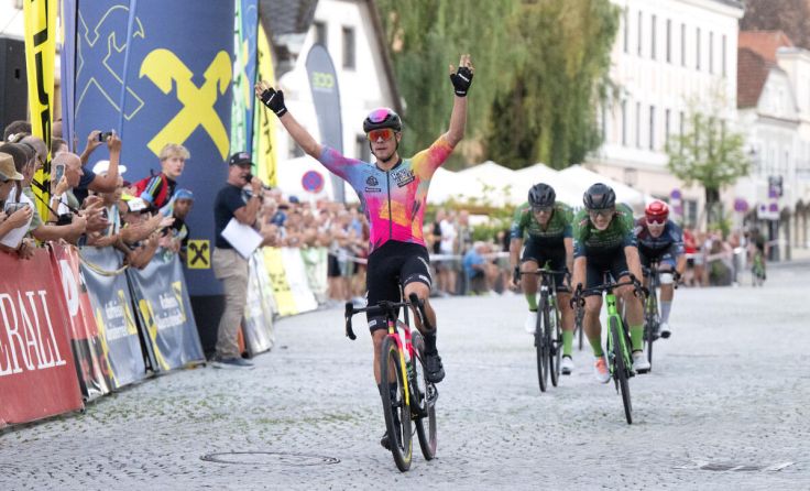 Fabian Steininger bejubelte den Sieg beim City-Kriterium in Steyr. (Foto: Reinhard Eisenbauer)