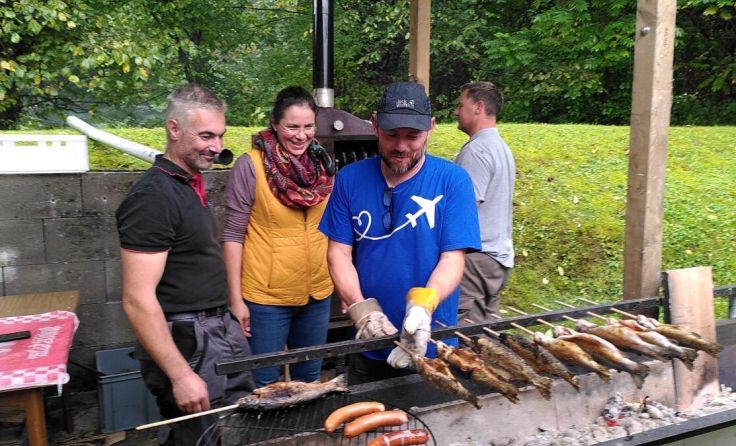 Gegrillte Forellen von regionalen Produzenten werden angeboten. (Foto: privat)