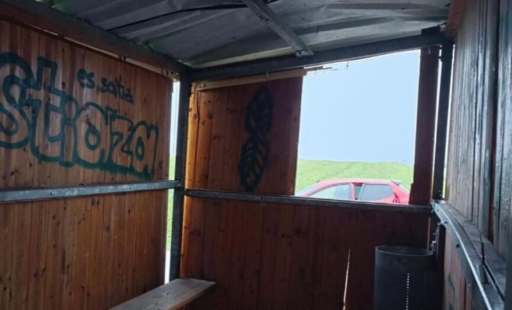 An der Bushaltestelle Sträußlkreuz entstand hoher Sachschaden. (Foto: Gemeinde Haidershofen)