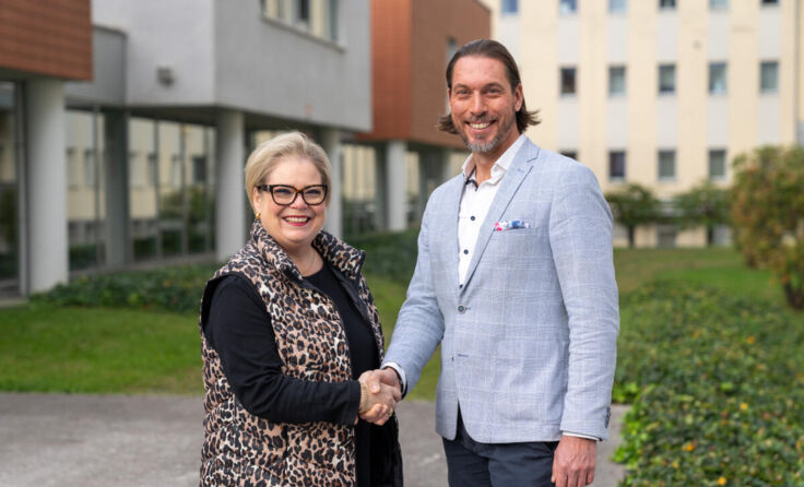 Martin Kleindl mit Konzern-Pressesprecherin Jutta Oberweger (Foto: OÖG/Derflinger)