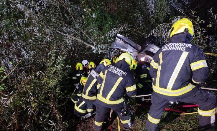 Spektakulärer Unfall in Sierning (Foto: FF Sierning)