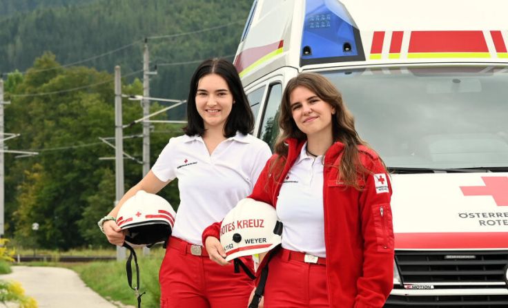 Die Sanitäterinnen Mirjam Katzensteiner (l.) und Ina Lumplecker (Foto: OÖRK/Kößl)