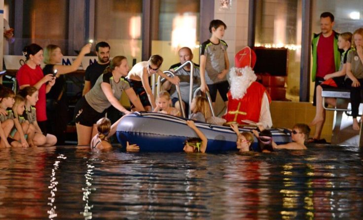 Der Nikolaus kam im Schlauchboot (Foto: Manfred Hirsch)