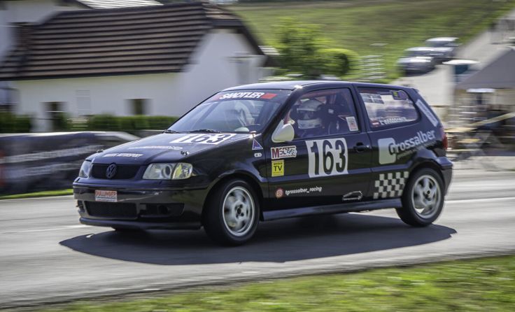 Tobias Großalber mit seinem VW Polo (Foto: Harlad Lindtner/werace.TV)