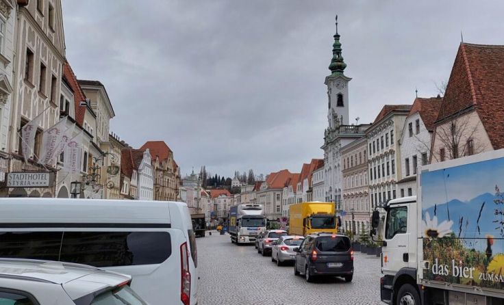 Viel Verkehr am Freitagvormittag am Steyrer Stadtplatz. (Foto: rh)