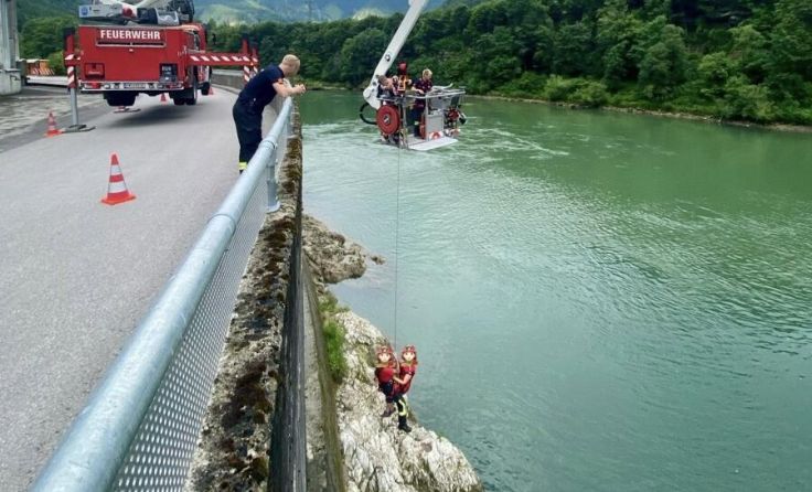 Zwei Kameraden wurden am steilen Felsen der Enns abgesetzt. (Foto: FF Weyer)