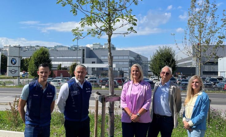 Beim neuen Parkplatz Ost des BMW Werks wurden 50 Bäume gepflanzt. (Foto: Magistrat Steyr/Presse)