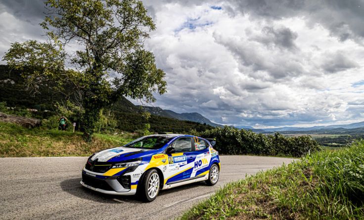 Gaßner/Gaßner im Renault Clio Rally3 im blau-gelben Hova-Design. (Foto: Uros Modlic)