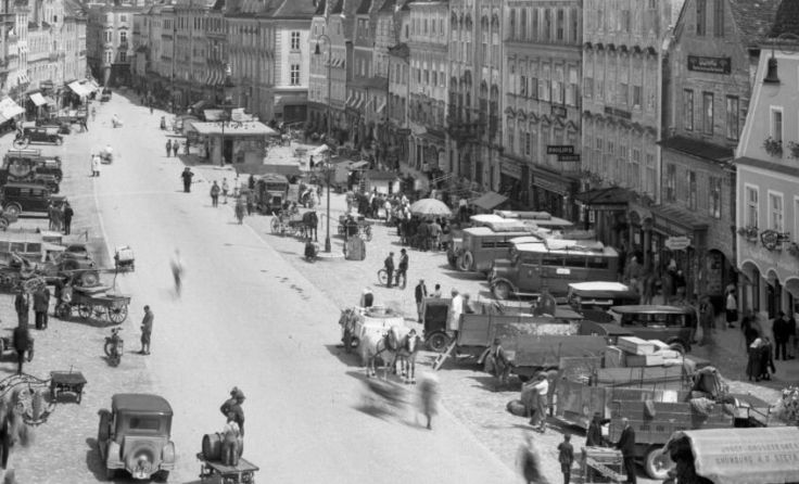 Der Kalender ist ab sofort erhältlich. (Foto: Stadtarchiv Steyr)