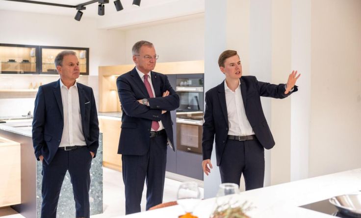 Landeshauptmann Thomas Stelzer mit Johann (l.) und Martin Breitschopf (r.) (Foto: Georg Schlemmer)