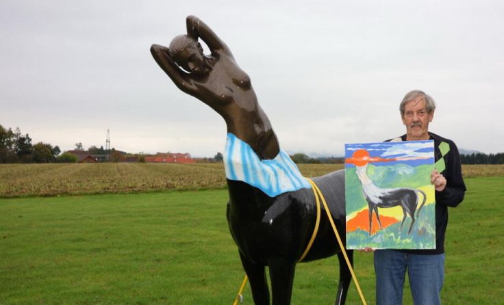 Karl Grübl vor seiner neuen Figur (Foto: Franz Putz)