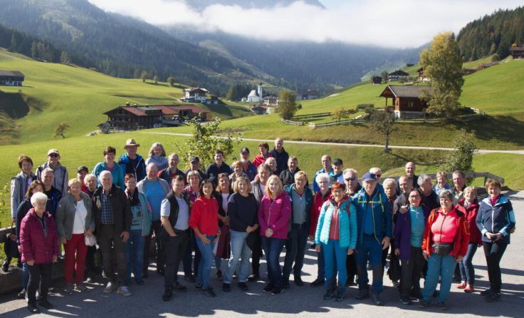 Die Großfamilie beim Madlstatthof mit Blick nach Thierbach. (Foto: Gerhard Hütmeyer)