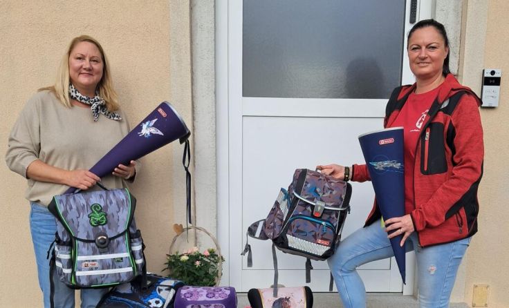 Übergabe der Schultaschen an den Verein Mobilis. (Foto: Kinderfreunde SR-KI)