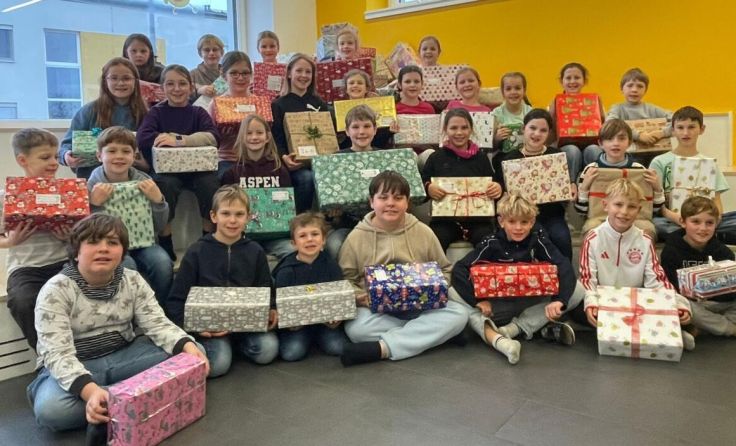 Die Aschacher Volksschüler übergaben 96 Packerl. (Foto: privat)