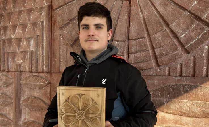 Schnitzkünstler Raphael (Foto: MS Bad Hall)