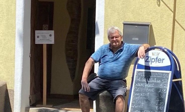 Peter Horvath vor seinem Gasthaus. (Foto: privat)