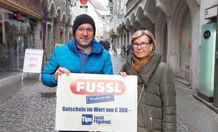 Tips-Redakteur Robert Hofer übergab den Gutschein an Doris Mursch. (Foto: hola)