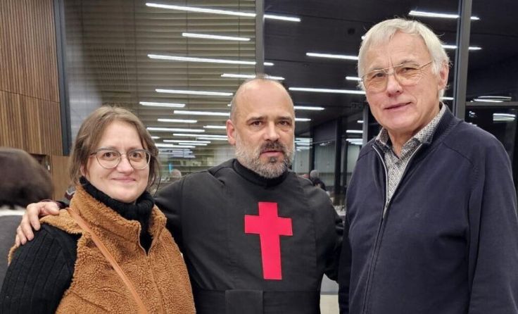 Hans Edlinger mit Pater Alfred und einer Dolmetscherin (von rechts). (Foto: Geroldinger)