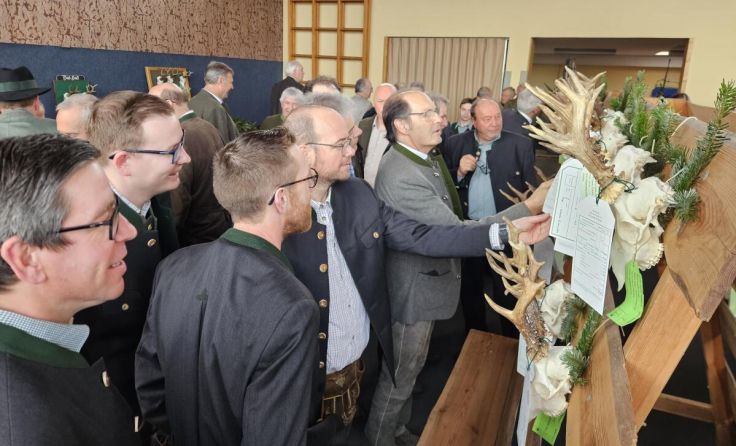 Jäger bei der Begutachtung der Trophäen. (Foto: Mursch-Edlmayr)