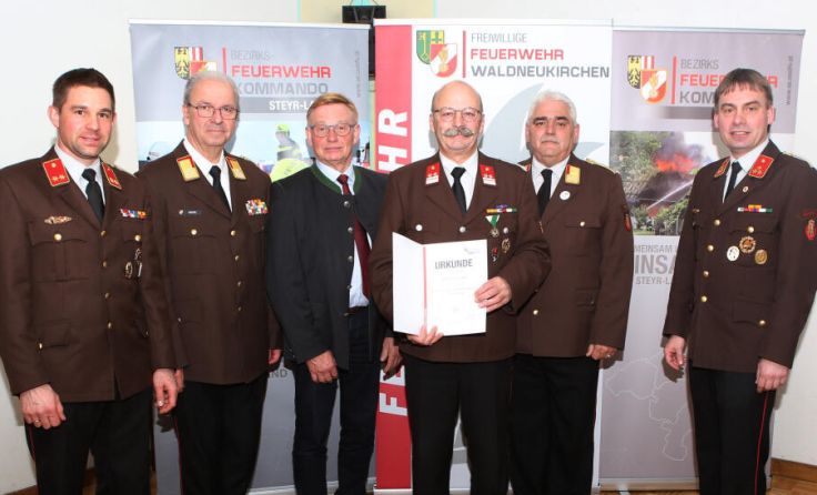 Johannes Voscak erhielt die Feuerwehr-Verdienstmedaille in Gold. (Foto: Franz Diwald)