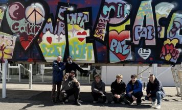 Ein Container voll mit Hilfsgütern und bunten Friedensbotschaften