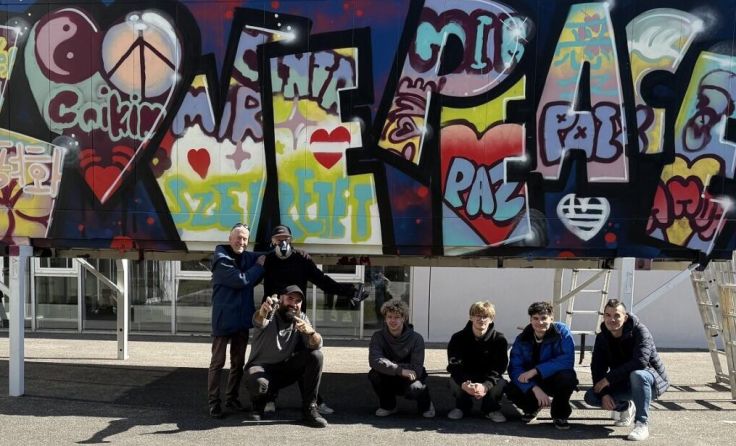 Steyrer HLW-Schüler bemalten den riesigen Container mit Friedensbotschaften. (Foto: privat)