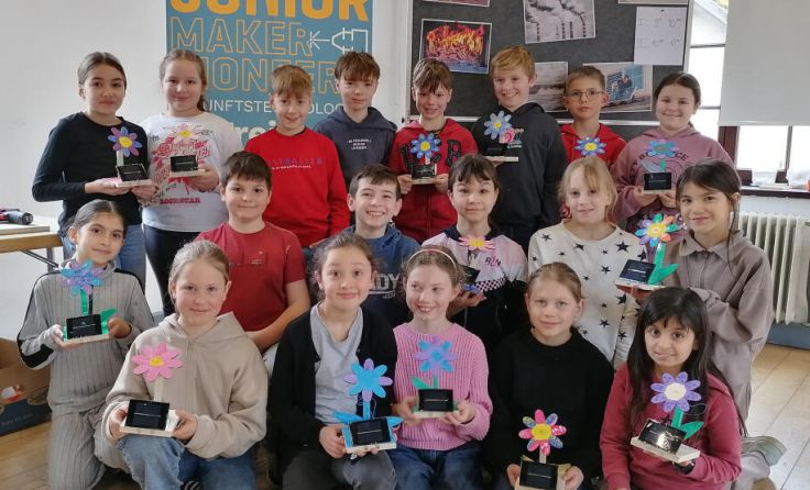 Die Kinder der VS Sierninghofen präsentieren begeistert ihre Werke. (Foto: TIC Steyr)